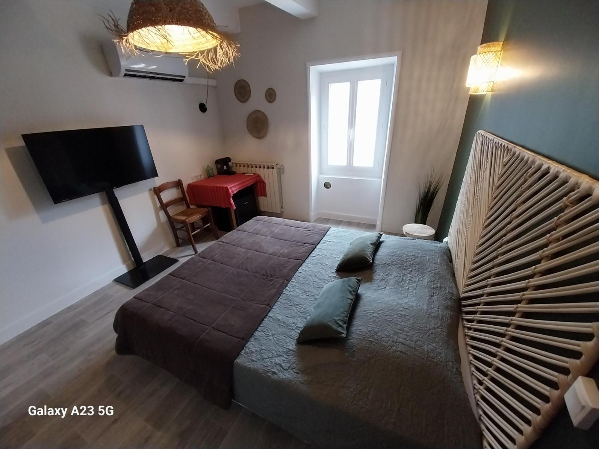 Le 18 By Benson Hotel Bollène Екстериор снимка